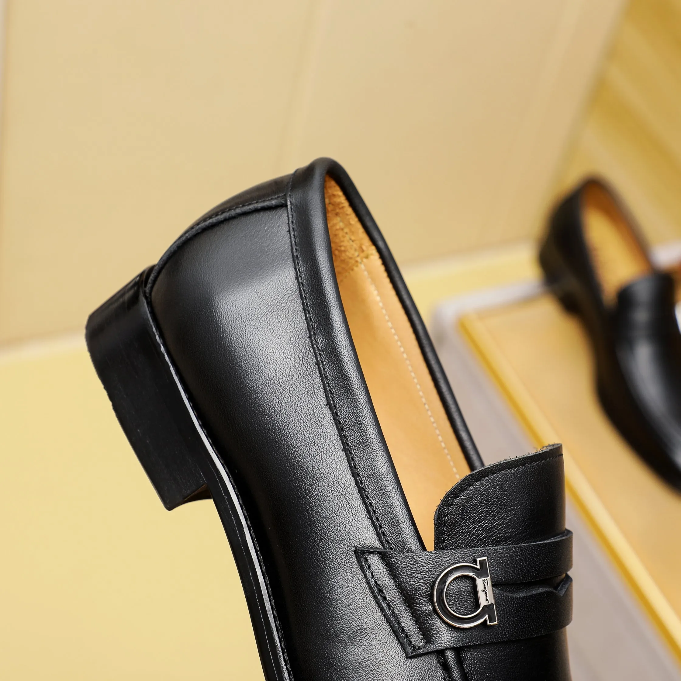Men's shoes 💰460 🕷🕷🐂【Ferragamo】Ferragamo Popular fashionable leather shoes🇨🇳Official website counter 1:1 production, original mold opening💯Good quality visible, imported high-end first-layer waxed calfskin, water-dyed🐂leather lining🌿very clear texture, high-quality waterproof, non-slip and wear-resistant outsole🎋high quality and low price, truly handmade🍓3 colors available! Code number 38-44……(45.46.Customized)